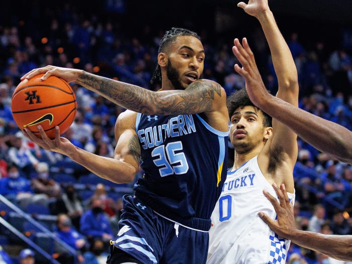 Southern’s Tyrone Lyons gears up to pass the ball